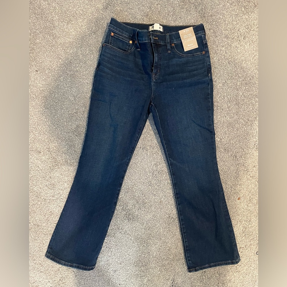 Madewell mid-rise kick out jeans in size 29. These jeans are incredibly comfy!